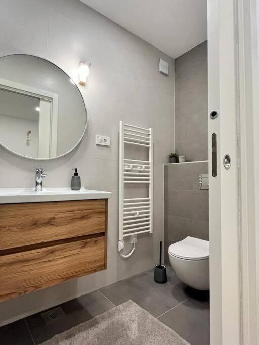 Blue Apartment With Shared Pool 斯普利特 外观 照片